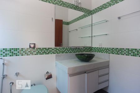 Casa de condomínio à venda com 265m², 4 quartos e 2 vagas Casa de condomínio à venda com 265m², 4 quartos e 2 vagasBanheiro