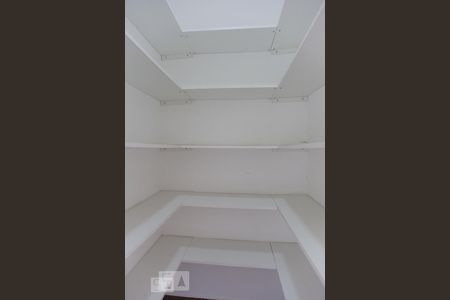 Casa de condomínio à venda com 265m², 4 quartos e 2 vagas Casa de condomínio à venda com 265m², 4 quartos e 2 vagasLavanderia