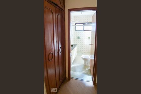 Casa à venda com 240m², 3 quartos e 2 vagasBanheiro 1