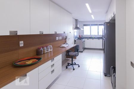 Apartamento para alugar com 198m², 2 quartos e 3 vagas Apartamento para alugar com 198m², 2 quartos e 3 vagasCozinha
