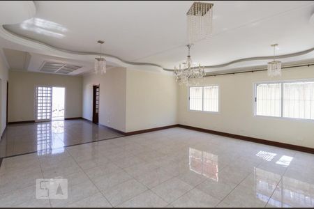 Casa à venda com 300m², 5 quartos e 8 vagasSala
