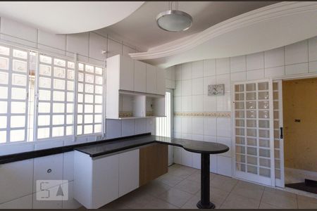 Casa à venda com 300m², 5 quartos e 8 vagasCozinha