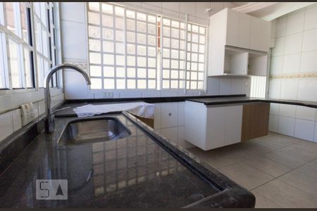 Casa à venda com 300m², 5 quartos e 8 vagasCozinha