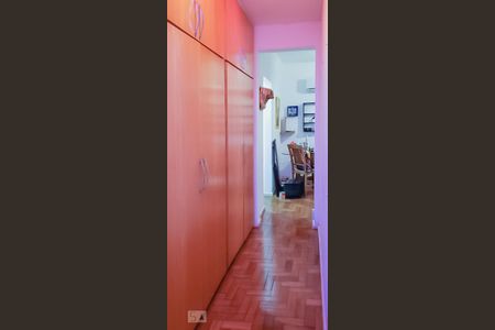 Corredor de apartamento para alugar com 2 quartos, 60m² em Laranjeiras, Rio de Janeiro