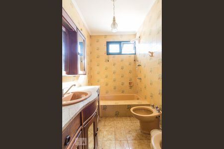 Banheiro de casa à venda com 3 quartos, 252m² em Jardim Itu Sabara, Porto Alegre