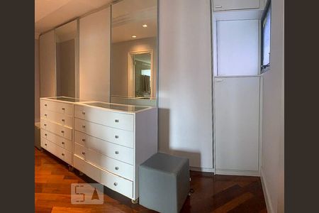 Apartamento à venda com 220m², 3 quartos e 3 vagas Apartamento à venda com 220m², 3 quartos e 3 vagasSuite