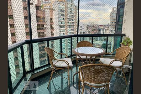 Apartamento à venda com 220m², 3 quartos e 3 vagas Apartamento à venda com 220m², 3 quartos e 3 vagasVaranda