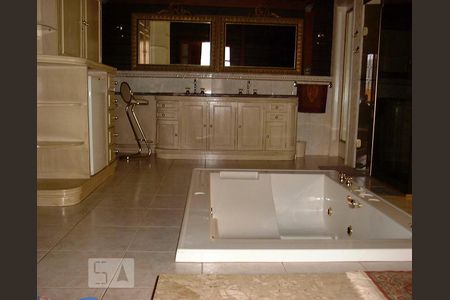 Casa de condomínio para alugar com 480m², 3 quartos e 4 vagasSuíte