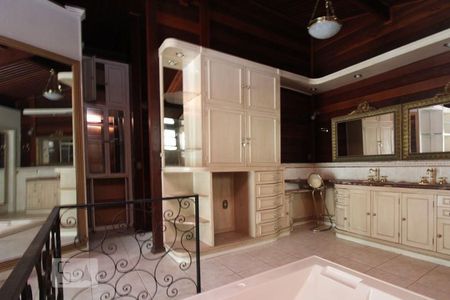 Casa de condomínio para alugar com 480m², 3 quartos e 4 vagasSuíte