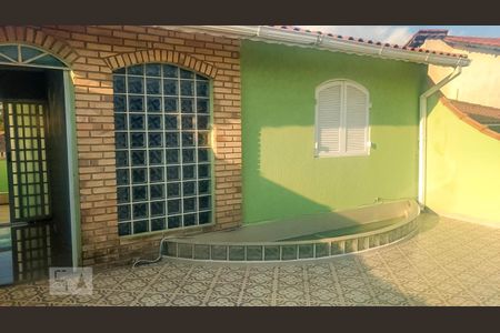Casa à venda com 230m², 4 quartos e 2 vagas Casa à venda com 230m², 4 quartos e 2 vagasVaranda