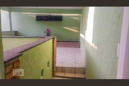 Casa à venda com 230m², 4 quartos e 2 vagas Casa à venda com 230m², 4 quartos e 2 vagasCobertura Fundos