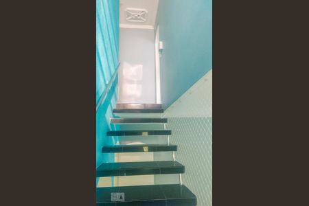 Casa à venda com 230m², 4 quartos e 2 vagas Casa à venda com 230m², 4 quartos e 2 vagasEscada