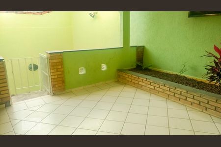 Casa à venda com 230m², 4 quartos e 2 vagas Casa à venda com 230m², 4 quartos e 2 vagasCobertura Fundos