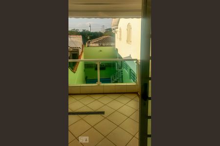 Casa à venda com 230m², 4 quartos e 2 vagas Casa à venda com 230m², 4 quartos e 2 vagasVaranda