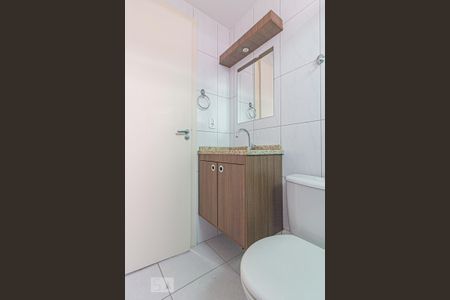 Banheiro de apartamento para alugar com 1 quarto, 50m² em Novo Mundo, Curitiba