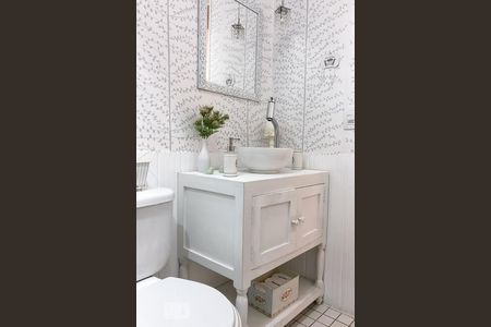 Banheiro Social de apartamento para alugar com 3 quartos, 77m² em Vila Sofia, São Paulo