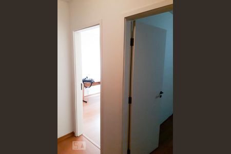 Corredor de apartamento para alugar com 2 quartos, 75m² em Cerqueira César, São Paulo