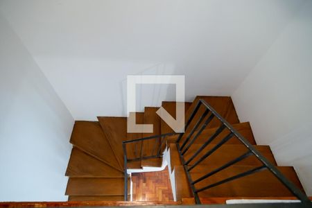 Escada de casa para alugar com 3 quartos, 140m² em Jardim Novo Santo Amaro, São Paulo
