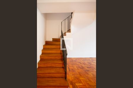 Sala Escada de casa para alugar com 3 quartos, 140m² em Jardim Novo Santo Amaro, São Paulo