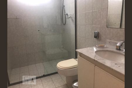 Casa à venda com 700m², 4 quartos e 3 vagas Casa à venda com 700m², 4 quartos e 3 vagasBanheiro