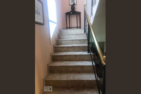 Casa à venda com 700m², 4 quartos e 3 vagas Casa à venda com 700m², 4 quartos e 3 vagasEscada