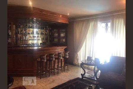 Casa à venda com 700m², 4 quartos e 3 vagas Casa à venda com 700m², 4 quartos e 3 vagasBar