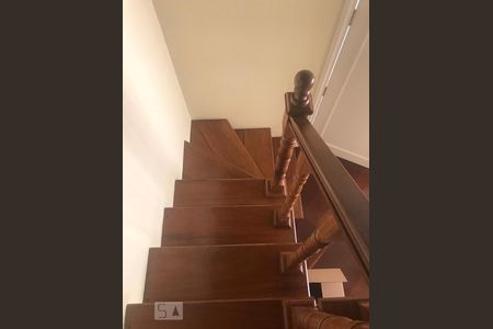 Casa à venda com 700m², 4 quartos e 3 vagas Casa à venda com 700m², 4 quartos e 3 vagasEscada