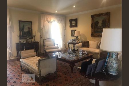 Casa à venda com 700m², 4 quartos e 3 vagas Casa à venda com 700m², 4 quartos e 3 vagasSala de Estar