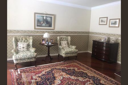 Casa à venda com 700m², 4 quartos e 3 vagas Casa à venda com 700m², 4 quartos e 3 vagasDetalhe