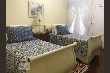 Casa à venda com 700m², 4 quartos e 3 vagas Casa à venda com 700m², 4 quartos e 3 vagasQuarto