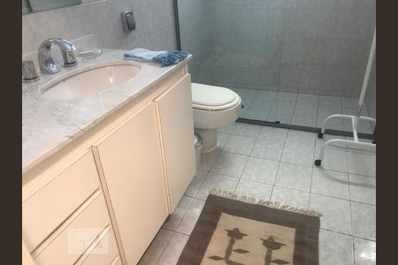 Casa à venda com 700m², 4 quartos e 3 vagas Casa à venda com 700m², 4 quartos e 3 vagasBanheiro