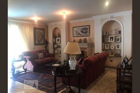 Casa à venda com 700m², 4 quartos e 3 vagas Casa à venda com 700m², 4 quartos e 3 vagasSala