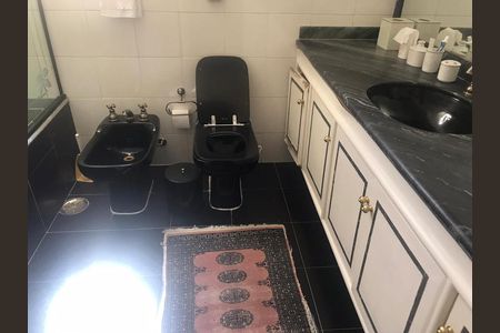 Casa à venda com 700m², 4 quartos e 3 vagas Casa à venda com 700m², 4 quartos e 3 vagasBanheiro