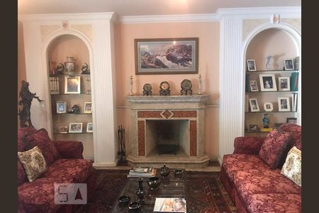 Casa à venda com 700m², 4 quartos e 3 vagas Casa à venda com 700m², 4 quartos e 3 vagasSala