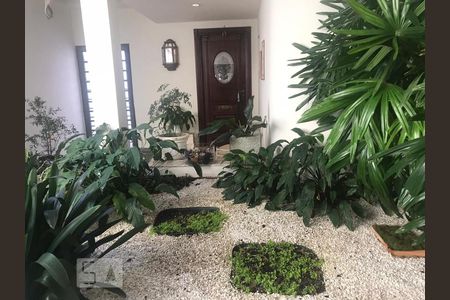 Casa à venda com 700m², 4 quartos e 3 vagas Casa à venda com 700m², 4 quartos e 3 vagasQuintal