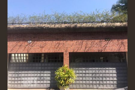 Casa à venda com 700m², 4 quartos e 3 vagas Casa à venda com 700m², 4 quartos e 3 vagasFachada