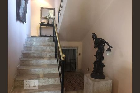 Casa à venda com 700m², 4 quartos e 3 vagas Casa à venda com 700m², 4 quartos e 3 vagasEscada