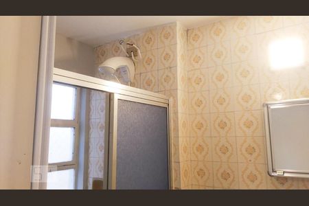 Banheiro de kitnet/studio para alugar com 1 quarto, 22m² em São João, Porto Alegre