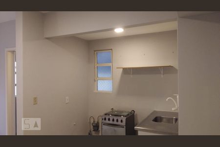 Cozinha de kitnet/studio para alugar com 1 quarto, 22m² em São João, Porto Alegre