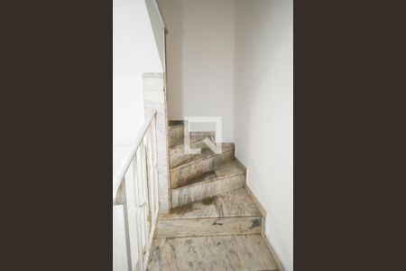 Casa à venda com 380m², 5 quartos e 4 vagas Casa à venda com 380m², 5 quartos e 4 vagasEscada