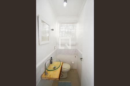 Casa à venda com 380m², 5 quartos e 4 vagas Casa à venda com 380m², 5 quartos e 4 vagasLavabo