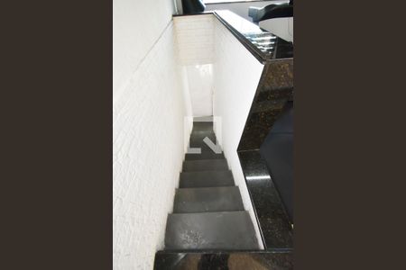 Casa à venda com 380m², 5 quartos e 4 vagas Casa à venda com 380m², 5 quartos e 4 vagasEscada