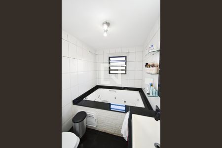 Casa à venda com 380m², 5 quartos e 4 vagas Casa à venda com 380m², 5 quartos e 4 vagasBanheiro da Suíte 1