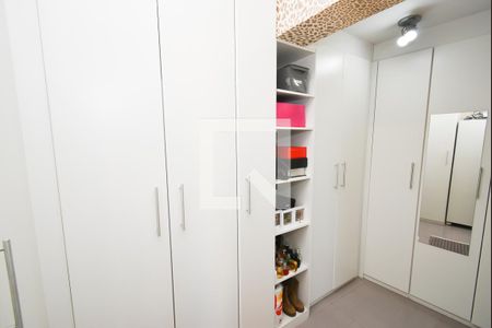 Casa à venda com 380m², 5 quartos e 4 vagas Casa à venda com 380m², 5 quartos e 4 vagasCloset da Suíte 1