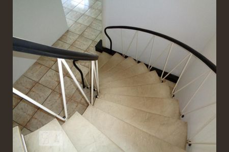 Casa à venda com 240m², 3 quartos e 8 vagas Casa à venda com 240m², 3 quartos e 8 vagasEscada