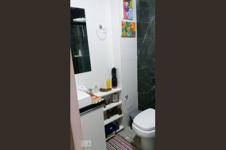 Banheiro de kitnet/studio à venda com 1 quarto, 34m² em Azenha, Porto Alegre