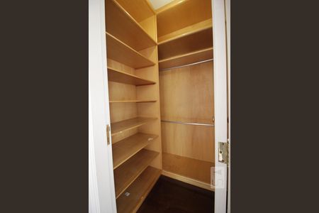 Casa à venda com 350m², 4 quartos e 5 vagasCloset