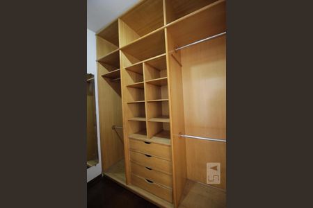 Casa à venda com 350m², 4 quartos e 5 vagasCloset