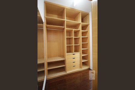 Casa à venda com 350m², 4 quartos e 5 vagasCloset