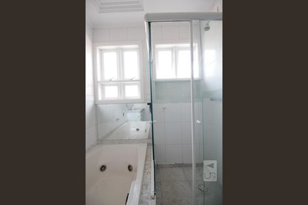 Casa à venda com 350m², 4 quartos e 5 vagasBanheiro da suíte 2